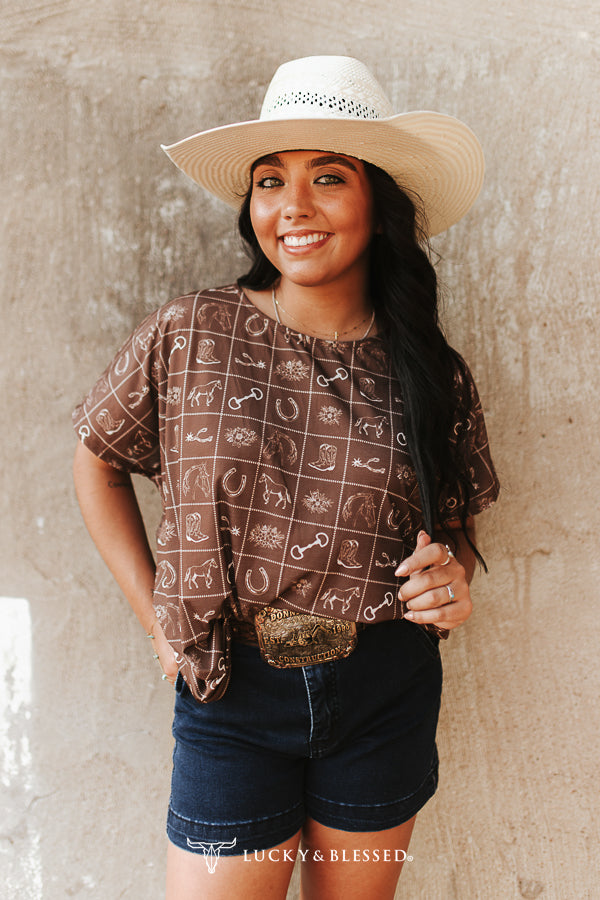 Lucky & Blessed – Braunes, bedrucktes Kurzarm-Top im Western-Stil