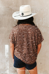 Lucky & Blessed – Braunes, bedrucktes Kurzarm-Top im Western-Stil