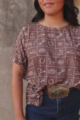 Lucky & Blessed – Braunes, bedrucktes Kurzarm-Top im Western-Stil